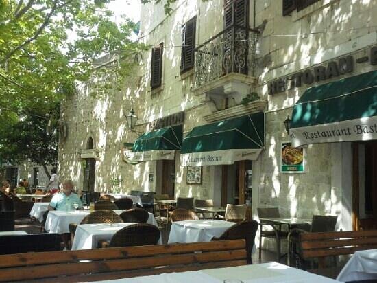 Vibrant terrace environment at Bastion Omiš